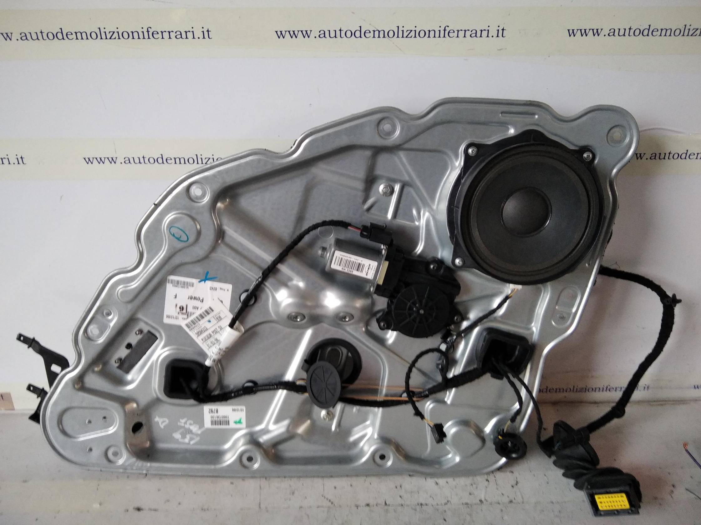 Alzacristallo elettr. porta post. dx.